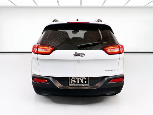 Used 2016 Jeep Cherokee Sport FWD image 5