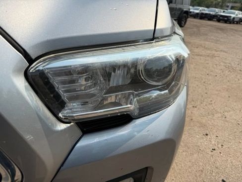 Used 2018 Toyota Tacoma SR5 AWD/4WD image 10
