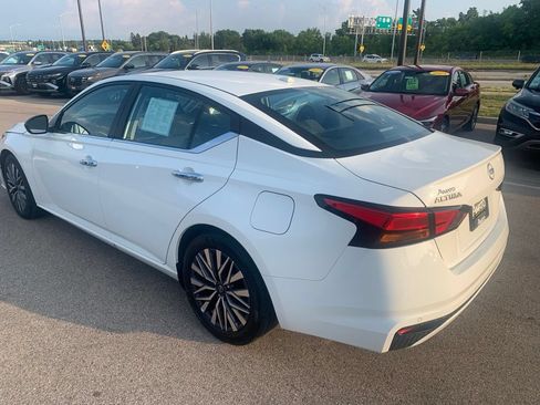 Used 2025 Nissan Altima 2.5 SV FWD image 3