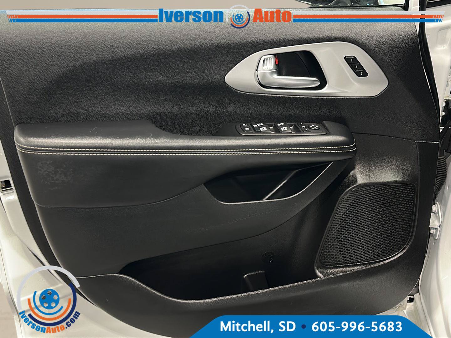 Used 2025 Chrysler Pacifica Limited FWD image 13