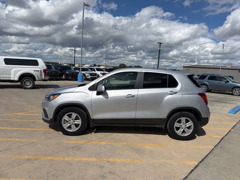 Used 2020 Chevrolet Trax LS w/ Tint and Cruise Package FWD image 4