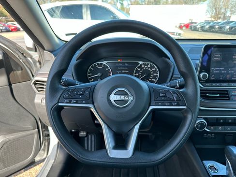 Used 2024 Nissan Altima 2.5 SV image 17