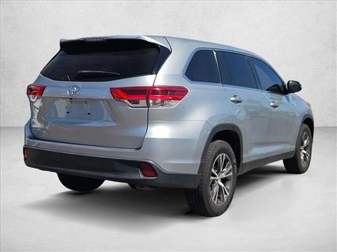 Used 2019 Toyota Highlander LE FWD image 9