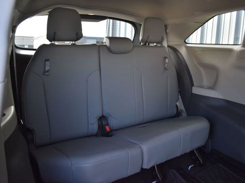 Used 2021 Toyota Sienna XLE AWD/4WD image 23