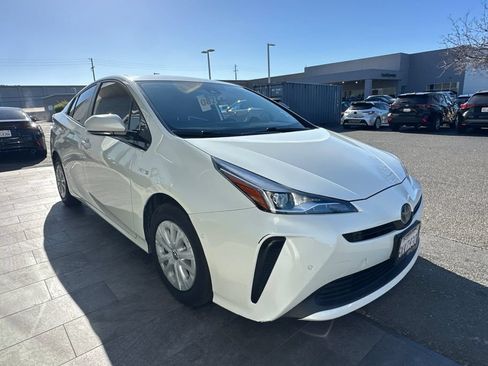 Used 2019 Toyota Prius LE w/ Carpet Mat Package FWD image 2