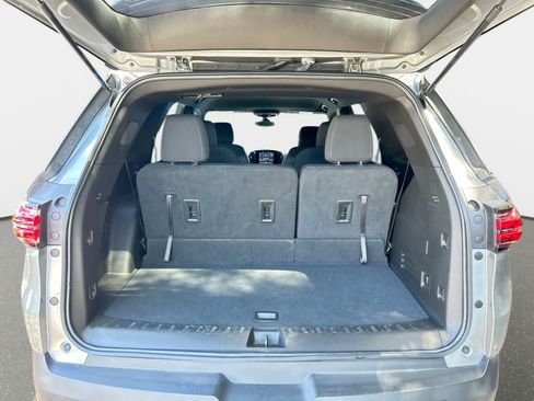 Used 2023 Chevrolet Traverse LT FWD image 9