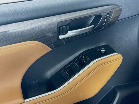 Used 2023 Toyota Highlander Platinum image 18