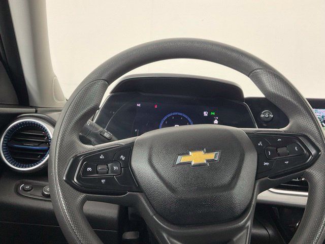 Used 2025 Chevrolet Trax LT FWD image 22