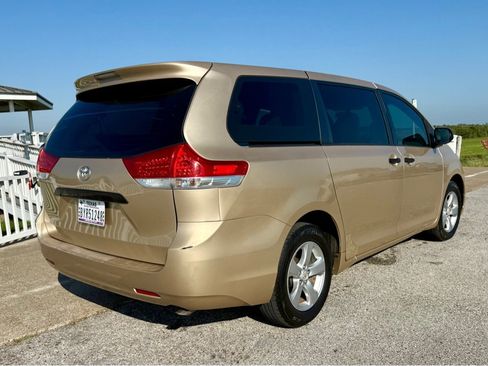 Used 2011 Toyota Sienna image 5