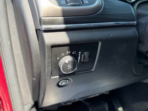 Used 2020 Jeep Grand Cherokee Limited w/ Premium Lighting Group AWD/4WD image 17