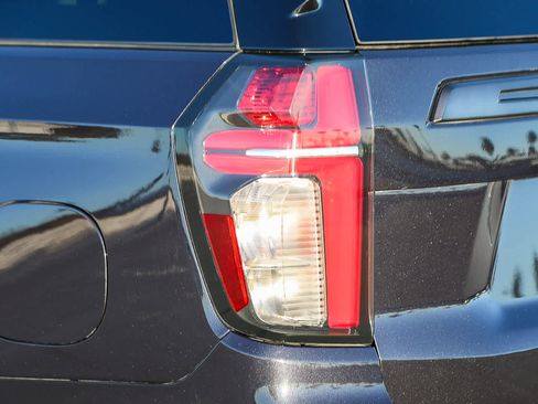 Used 2022 Chevrolet Tahoe Z71 w/ Luxury Package image 9