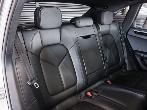 Certified 2023 Porsche Macan AWD/4WD image 6