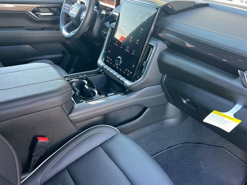 Used 2025 GMC Yukon XL Elevation image 22