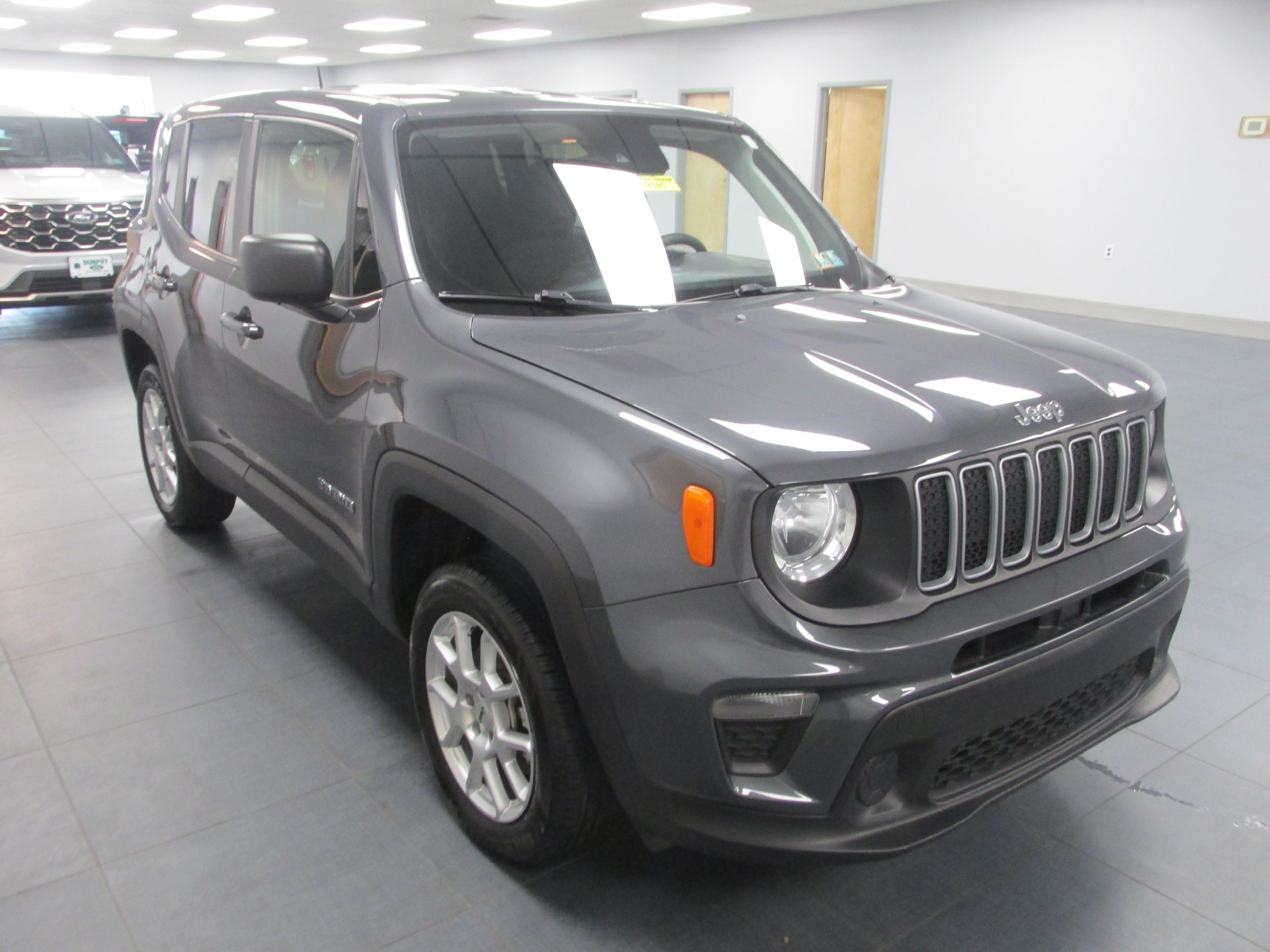 Used 2023 Jeep Renegade Latitude AWD/4WD image 3