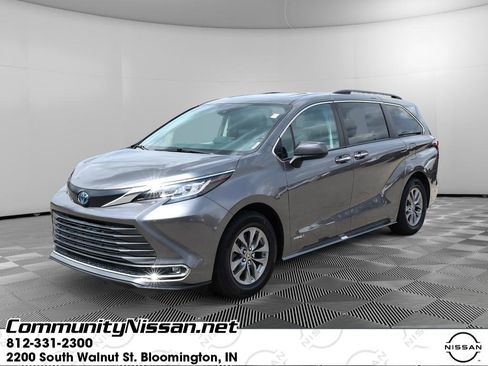 Used 2021 Toyota Sienna XLE image 1