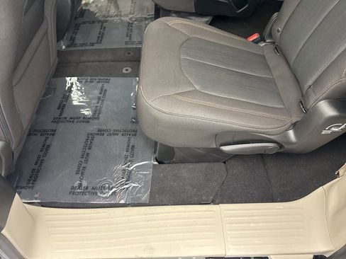 Used 2020 Chrysler Pacifica Touring image 38