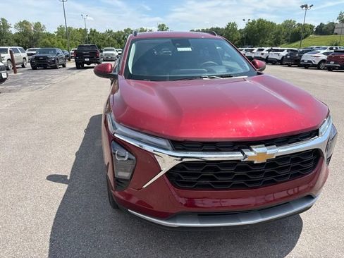 Used 2025 Chevrolet Trax LT FWD image 6