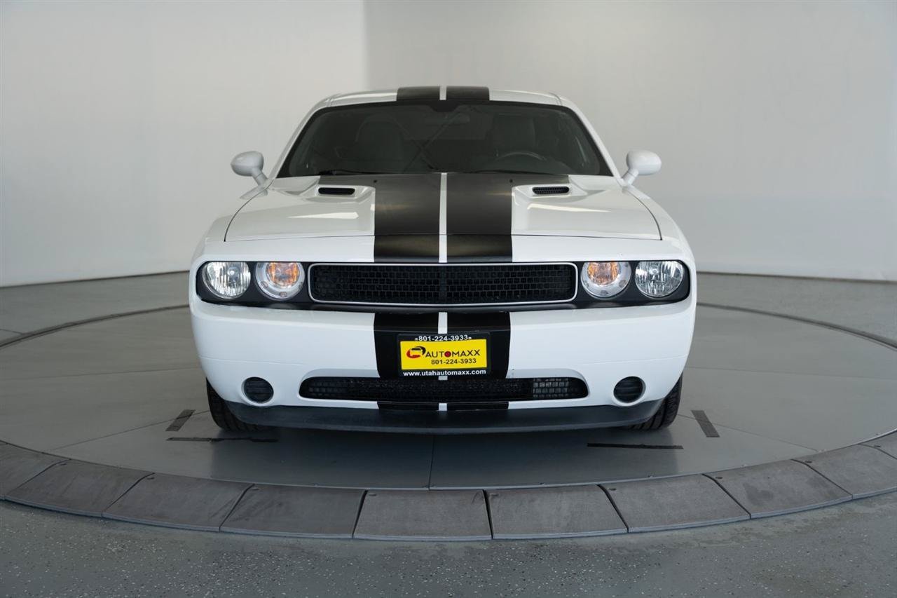 Used 2014 Dodge Challenger SXT RWD image 2