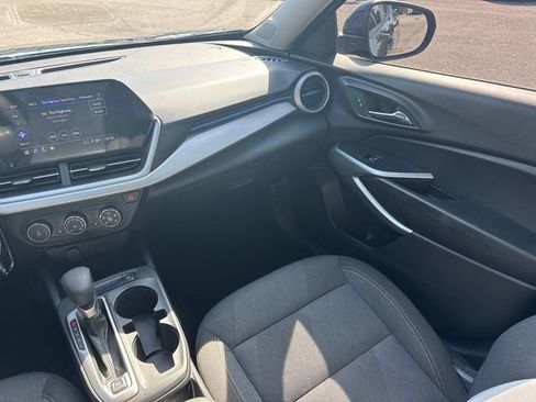 Used 2025 Chevrolet Trax LS w/ LS Convenience Package FWD image 17