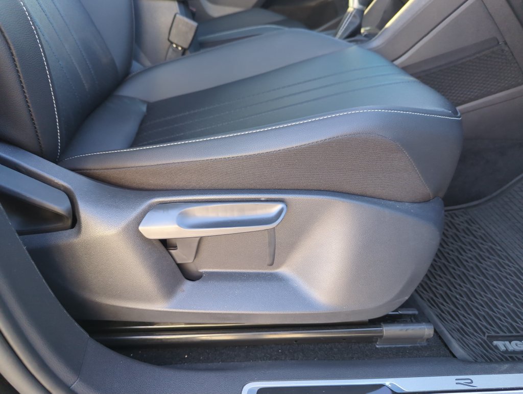Certified 2023 Volkswagen Tiguan SE R-Line FWD image 39