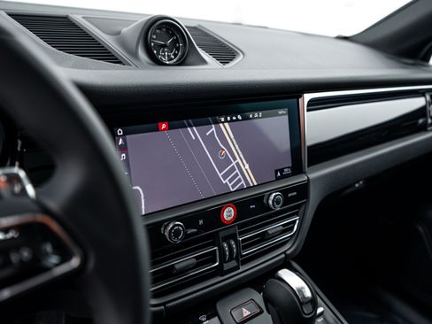Certified 2026 Porsche Macan AWD/4WD image 13
