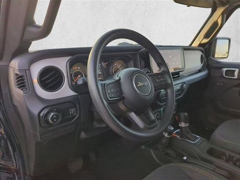 Used 2025 Jeep Gladiator Sport AWD/4WD image 13