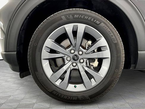 Used 2023 Ford Explorer XLT w/ Equipment Group 202A image 9