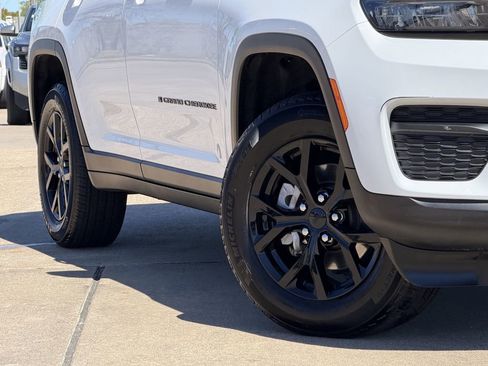Used 2025 Jeep Grand Cherokee Altitude image 12