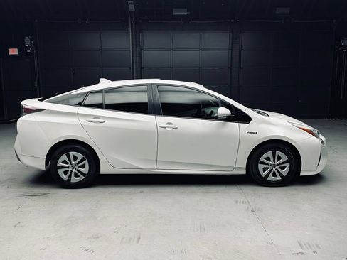 Used 2016 Toyota Prius Four w/ Advanced Technology Package FWD image 8