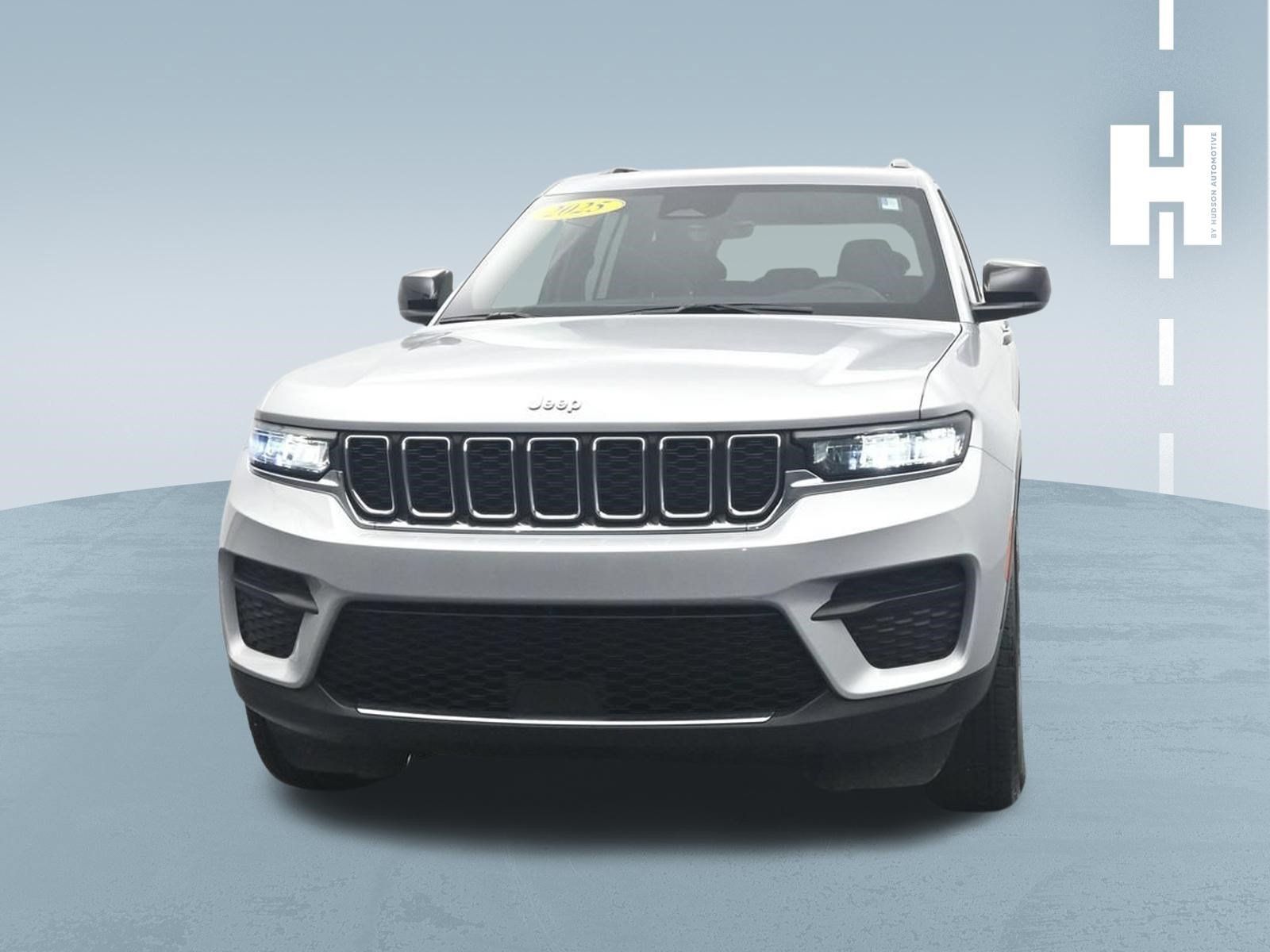 Used 2025 Jeep Grand Cherokee Laredo X AWD/4WD image 2