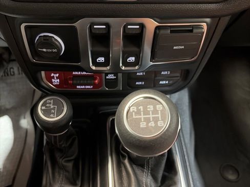 Used 2025 Jeep Wrangler Sport AWD/4WD image 28