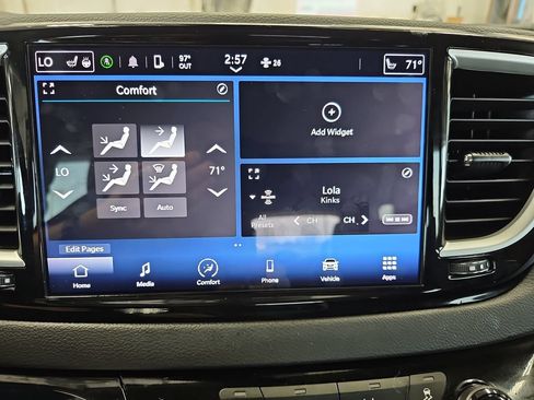 Used 2024 Chrysler Pacifica Touring-L FWD image 21