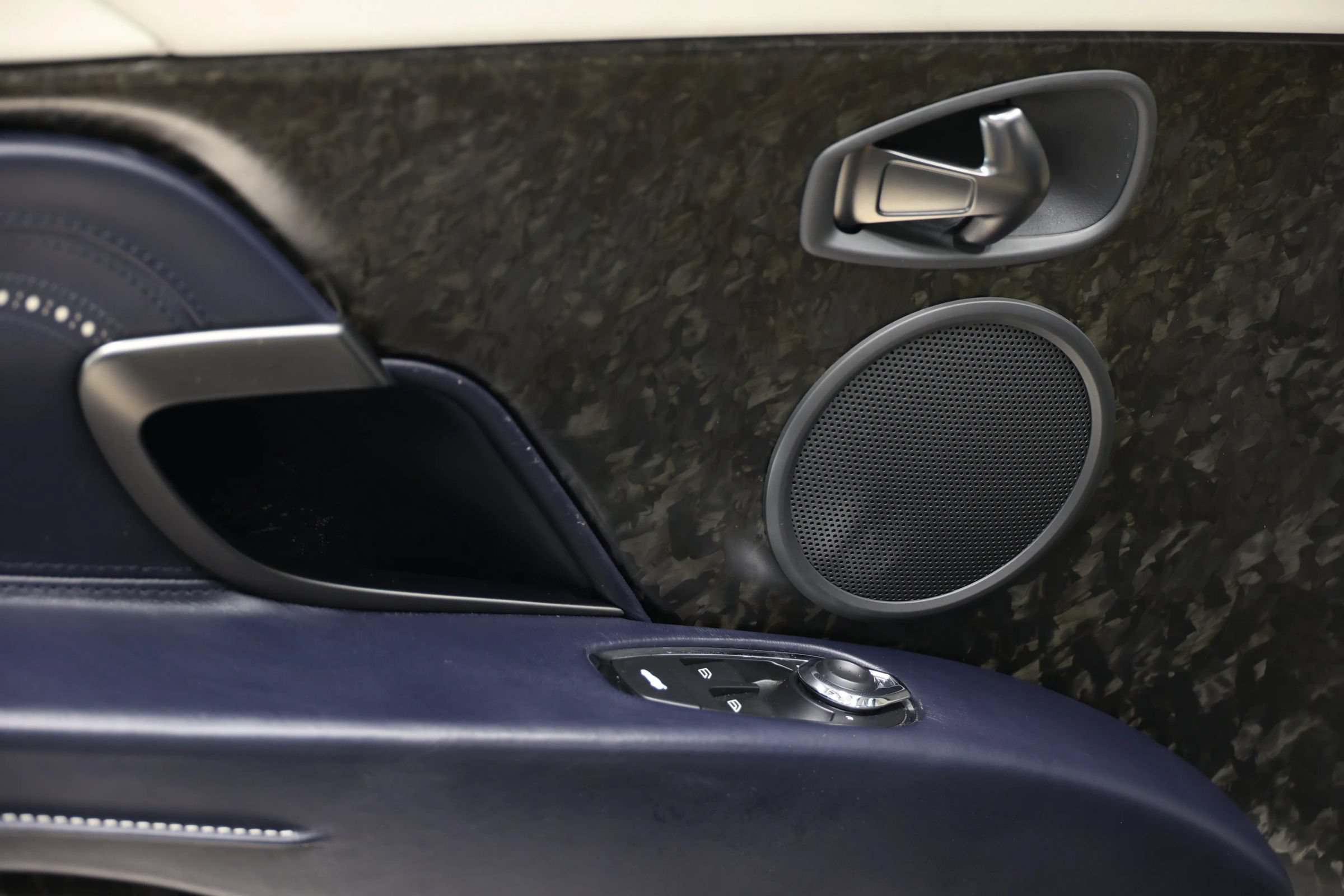 Used 2019 Aston Martin DB11 Coupe RWD image 13