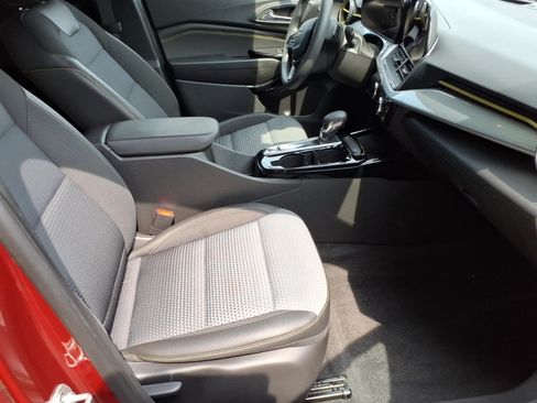 Used 2025 Chevrolet Trax LT FWD image 8