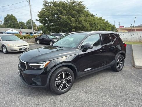 Used 2023 Volvo XC40 B4 Core FWD image 2
