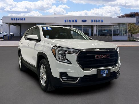 Used 2024 GMC Terrain SLE image 1
