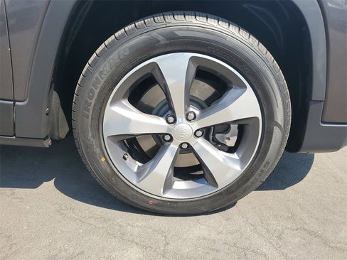Used 2019 Jeep Cherokee Limited image 5