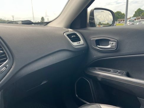 Used 2020 Jeep Compass Latitude w/ Cold Weather Group AWD/4WD image 17
