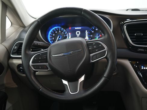 Used 2018 Chrysler Pacifica Touring-L Plus FWD image 18