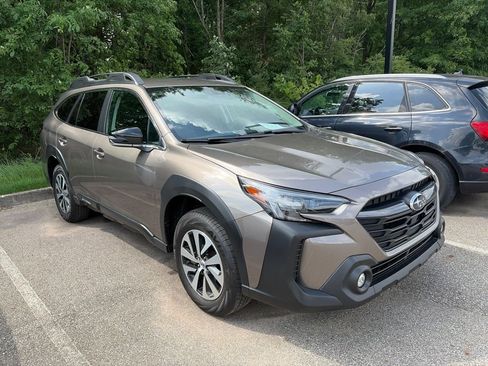 Used 2024 Subaru Outback Premium AWD/4WD image 3