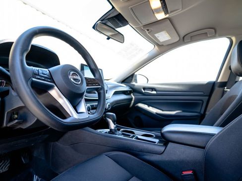 Used 2024 Nissan Altima 2.5 SV FWD image 5