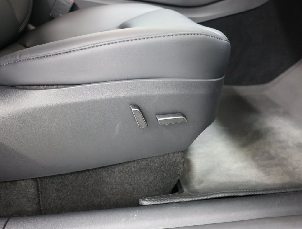 Used 2023 Tesla Model Y 2WD image 22