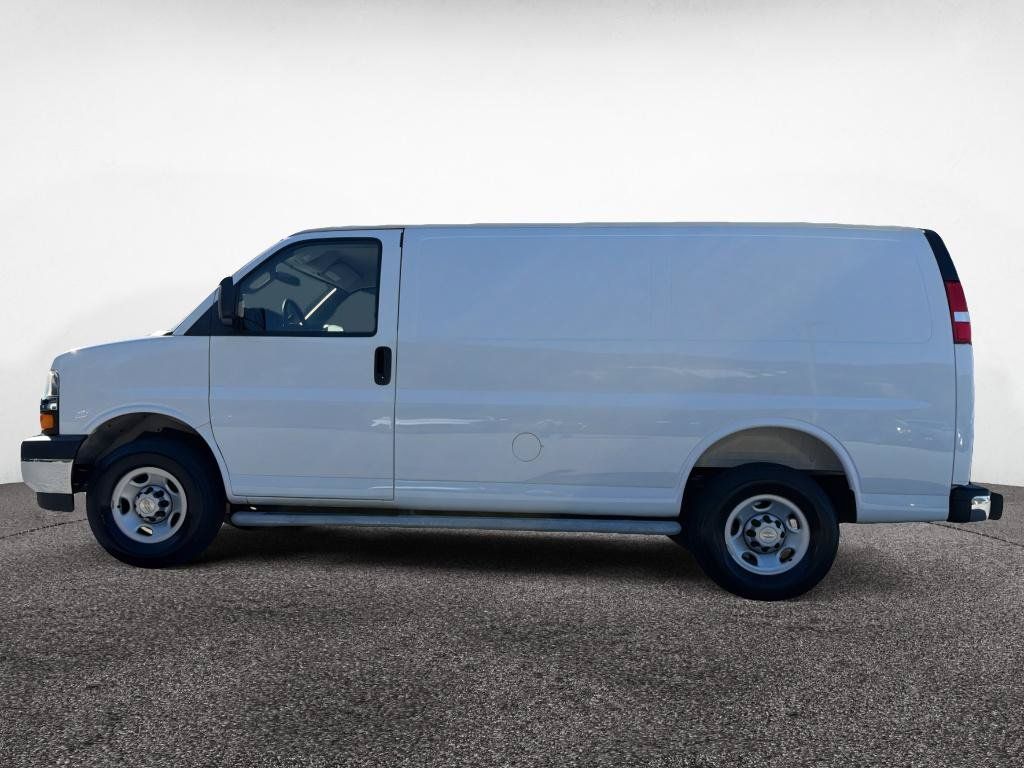 Used 2025 Chevrolet Express 2500 w/ Driver Convenience Package RWD image 4