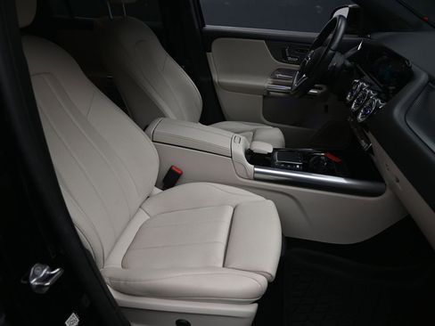 Used 2023 Mercedes-Benz GLA 250 w/ Premium Package image 29