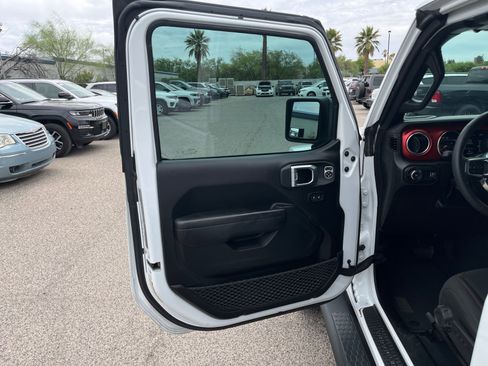 Used 2023 Jeep Wrangler Rubicon w/ LED Lighting Group AWD/4WD image 14