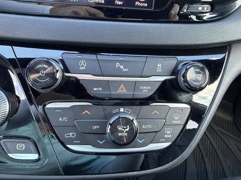 Used 2018 Chrysler Pacifica Touring-L Plus FWD image 32