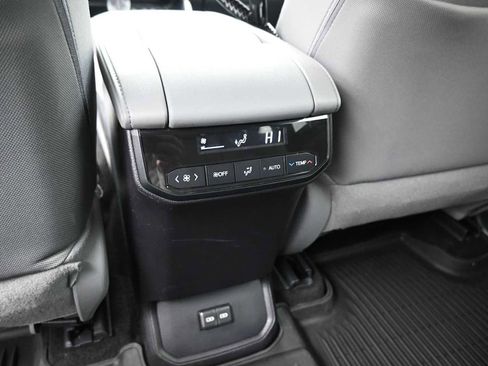 Used 2024 Toyota Highlander LE AWD/4WD image 12