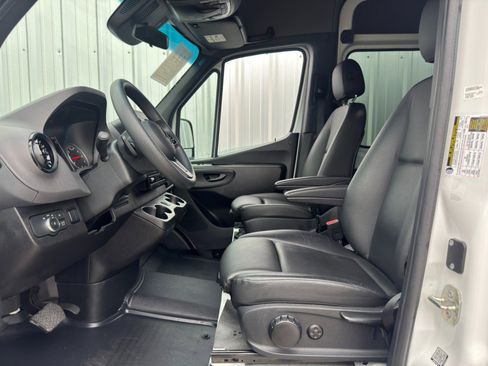 Used 2023 Mercedes-Benz Sprinter 2500 w/ Acoustic Package image 16