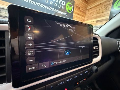 Used 2024 Hyundai Venue Limited image 21