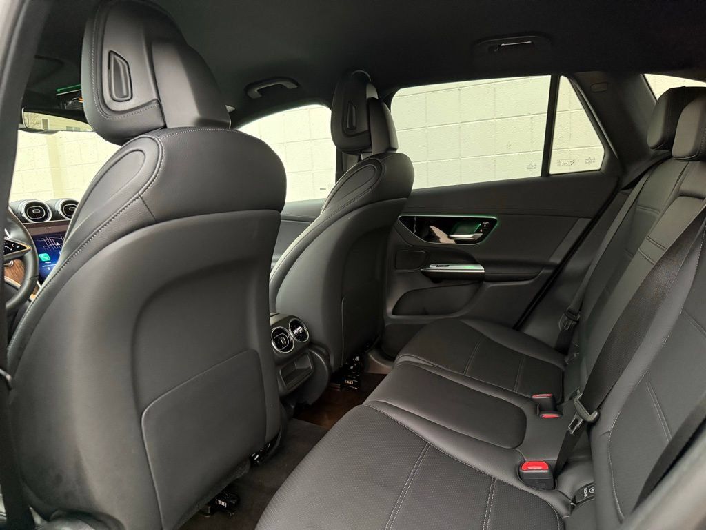 Used 2025 Mercedes-Benz GLC 300 4MATIC w/ Driver Assistance Package image 31